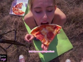 Video Výstřik na pizzu, ona to snědla!